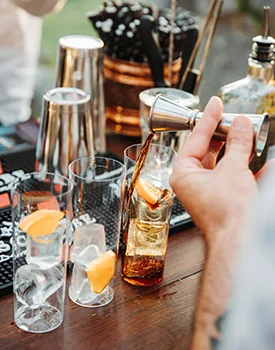 Priprema koktela s Laval pelinkovcem – posluživanje uz led i naranču